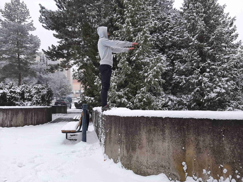 Deep Step Up na vyvýšenej podložky na začiatku.