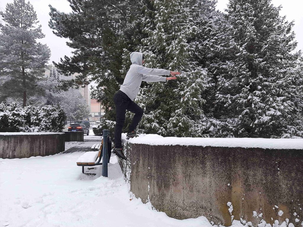 Deep Step Up na jednej nohe z vyvýšenej podložky, pomalý pohyb nadol. 